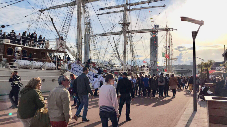 Depuis hier, et malgré la météo incertaine de ce vendredi, les visiteurs continuent d'affluer sur les quais de l'Armada - Photo @ Maxime/infonormandie