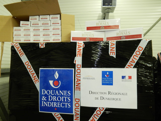 Les cartons de cigarettes étaient entassés sur des palettes protégées par un film - Photo © Douane française