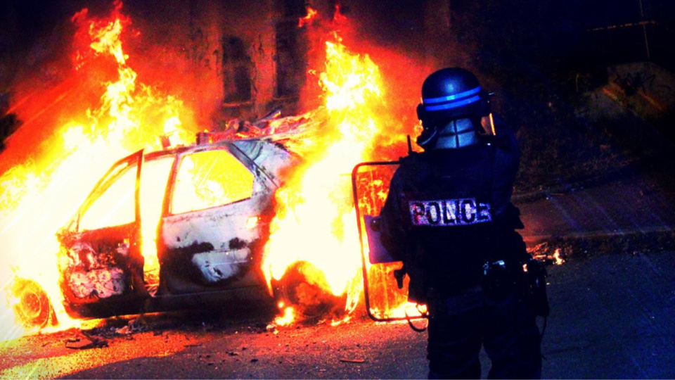Une voiture a été incendiée rue Frédéric-Chopin, dans la zone de sécurité prioritaire du Val Fourré - Illustration © DDSP78/Twitter