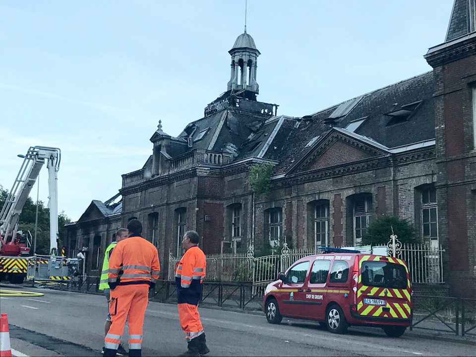 Ce matin, les sapeurs-pompiers étaient toujours sur place pour procéder à des opérations de déblaiement - Photo @ Nicolas C. / infonormandie