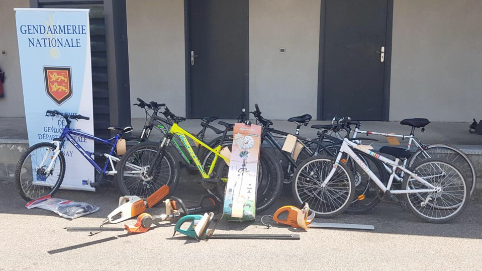 Une partie des objets volés a été récupérée par les gendarmes de Bernay - Photo © Gendarmerie27