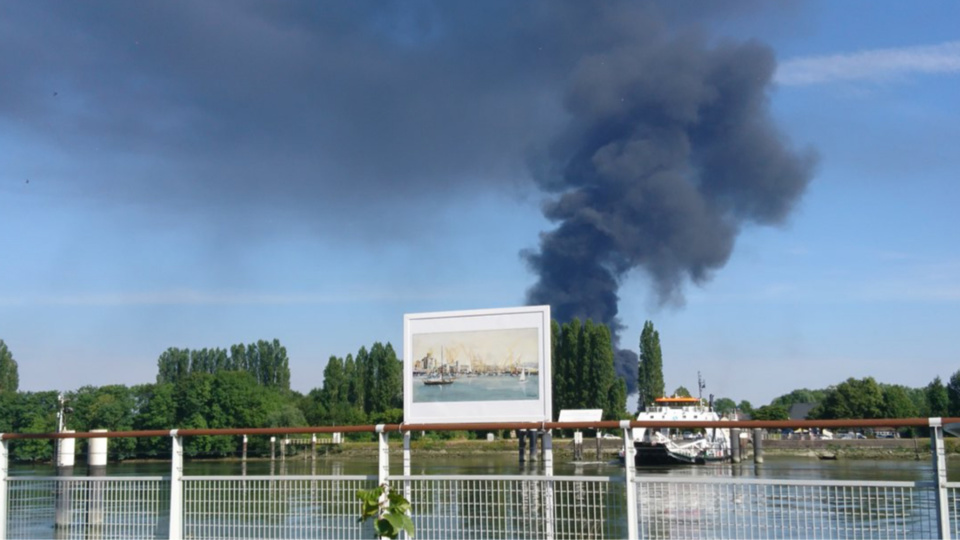 L'incendie a dégagé un impressionnant panache de fumée noire Photo @JulienD76480/Twitter