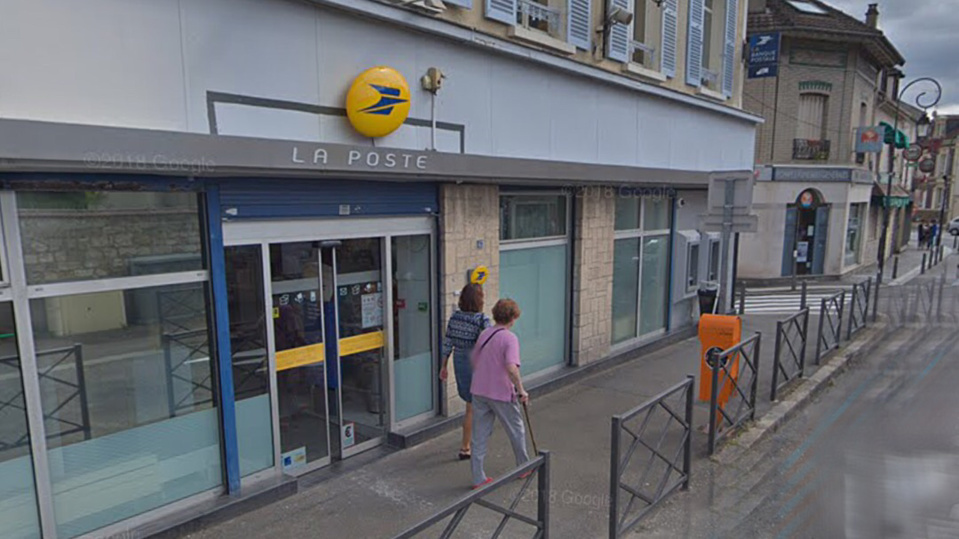 Le bureau de Poste situé dans la rue principale a été évacuée et un périmètre de sécurité a été établi - illustration