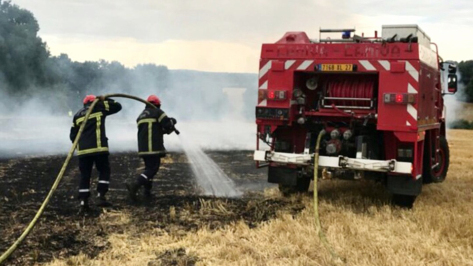 15 hectares de chaume sont notamment partis en fumée au hameau d'Osmoy - Illustration © infonormandie