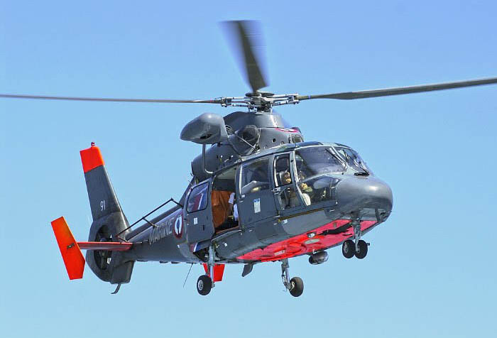 L’hélicoptère Dauphin de la Marine nationale a été engagé avec d’autres moyens de secours - Illustration @ Prémar