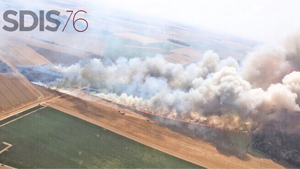 Le SDIS76 a recensé 38 feux de culture et de végétation en quelques heures ce jeudi - Photo réalisée depuis l'hélicoptère de la sécurité civile à Monteuil-en-Caux où 25 hectares de récoltes ont brulé