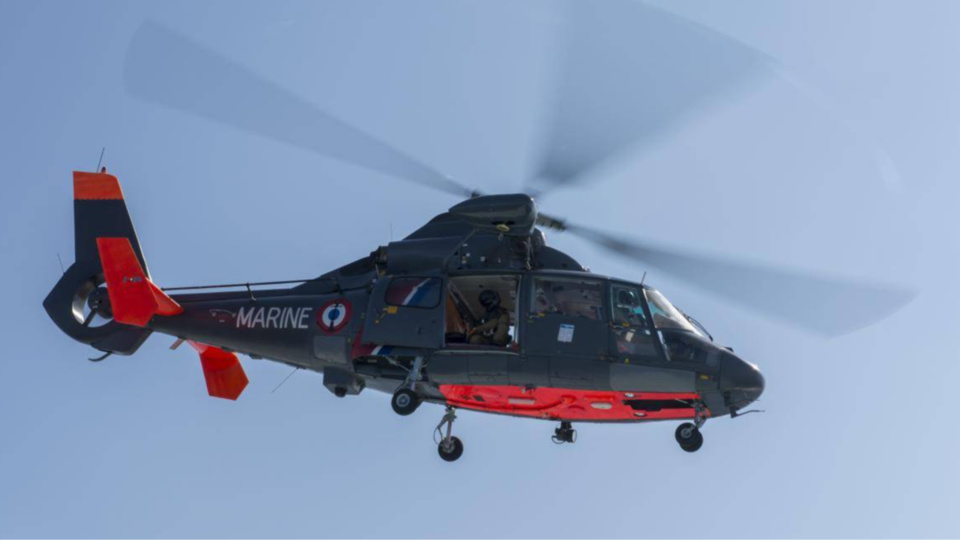 Le marin pêcheur a été treuillé à bord de l’hélicoptère de la Marine nationale et transporté vers le CHU de Rouen - Illustration @ Prémar