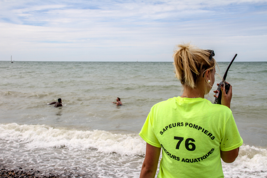 Le nageur en difficulté a été secouru in extremis par les surveillants de baignade des sapeurs-pompiers  - Illustration © SDIS76