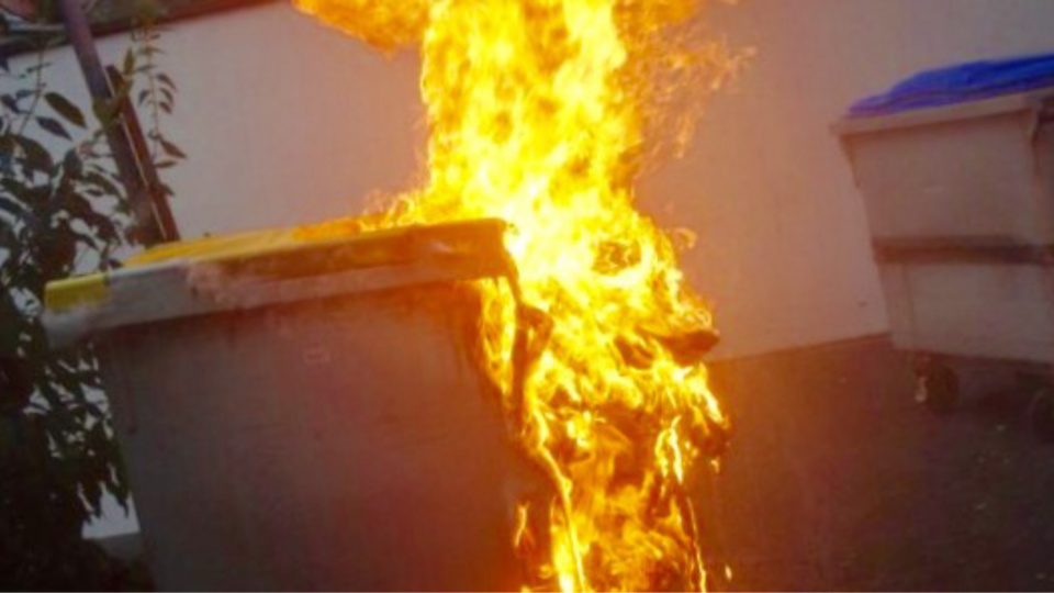 Les flammes ont brûlé une poubelle et un compteur à gaz et endommagé un poteau de telephone - Illustration