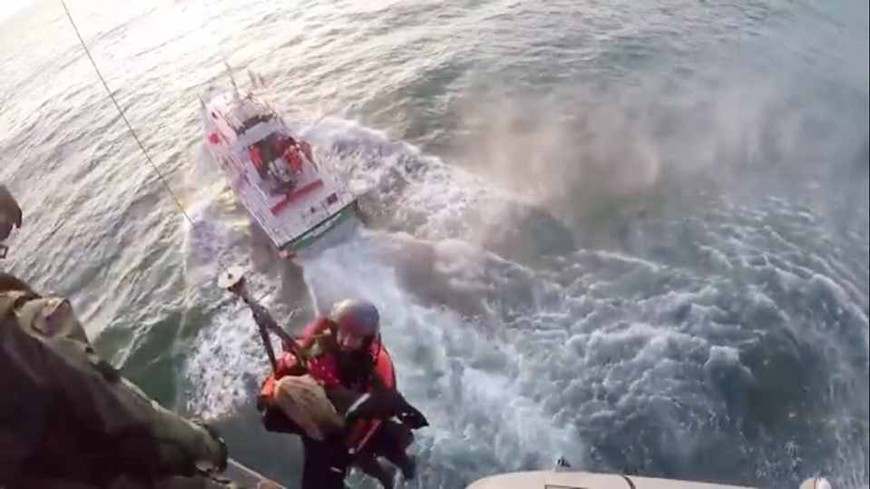 L’hélicoptère Caïman de la Marine nationale a été engagé dans l’opération de sauvetage - Photo de l’hélitreuillage d’un des plongeurs extraite de la vidéo @ Marine nationale