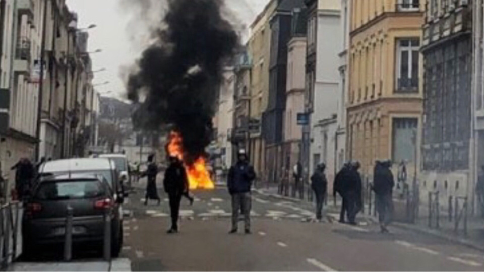 La préfecture veut empêcher  que se reproduisent les violences dont avait été le théâtre le centre-ville de Rouen, lors des manifestations des gilets jaunes - Illustration @DDSP76/Twitter