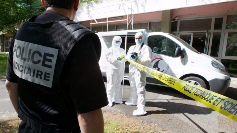 Les investigations de police technique et scientifique sur la scène de crime auraient permis de trouver une trace ADN - Illustration © DGPN