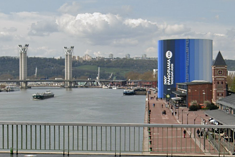 La femme était assise sur le bord du quai promenade Normandie-Niemen lorsque la joggeuse l'a aperçue se laisser tomber dans la Seine - Illustration