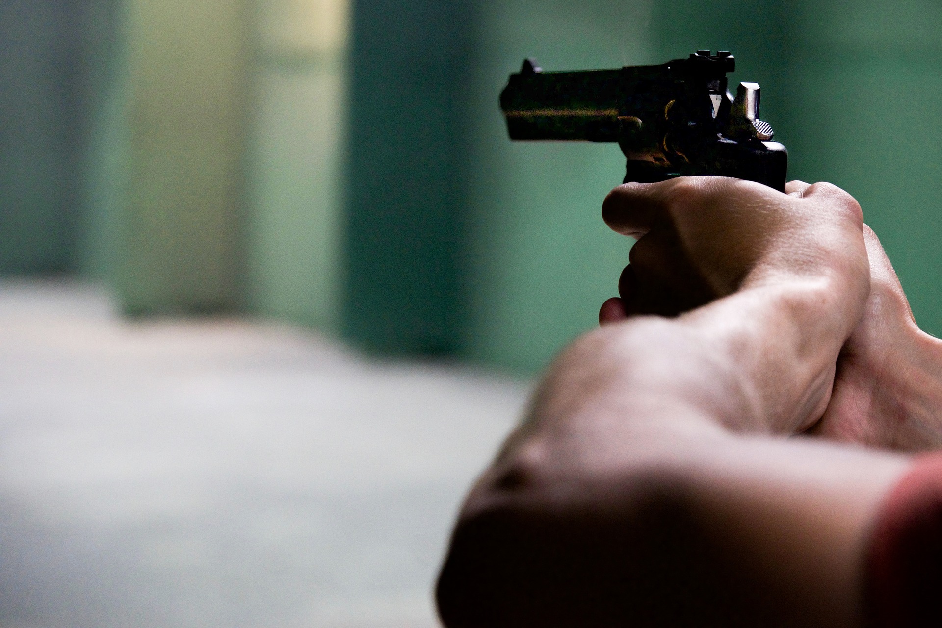 Le pistolet braqué en direction des policiers était chargé et chambré - Illustration © Pixabay
