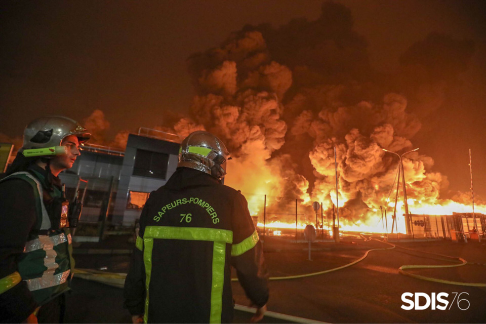 Deux cents sapeurs-papiers ont été mobilisés au plus fort de l'intervention pour combattre l'incendie Photo © SDIS76