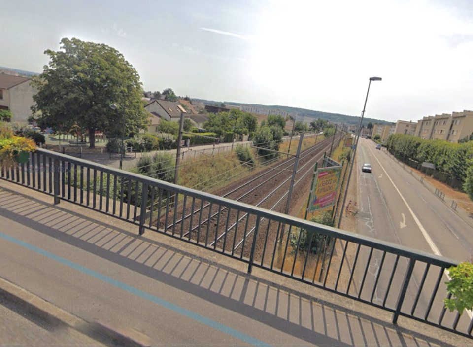 L'adolescente est passée par-dessus le parapet de ce pont, chemin des Vignes, et attendait l'arrivée du train pour sauter - illustration