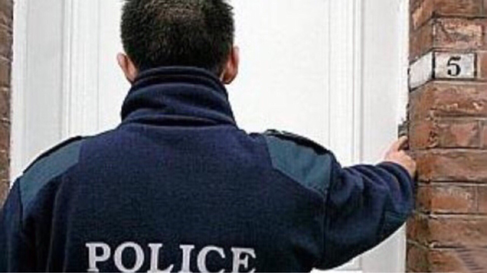 Policiers ou pas, il est déconseillé de laisser entrer chez soi des inconnus quel que soit le motif invoqué - illustration