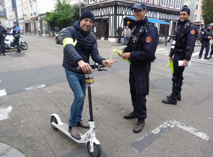 Les policiers ont distribué des flyers destinés à sensibiliser les usagers - photo @ DDSP76