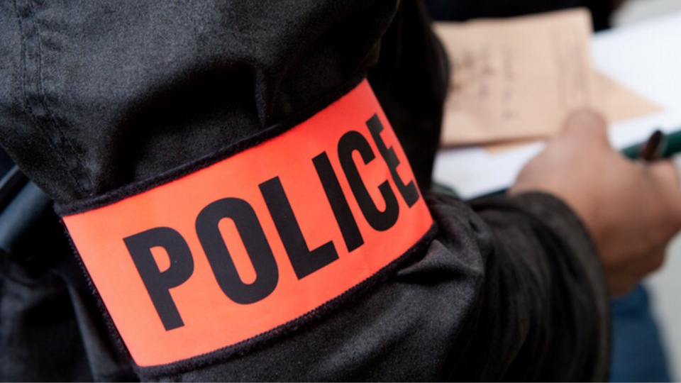 Les deux usurpateurs, munis de brassards police, ont prétexté enquêter sur des cambriolages - illustration