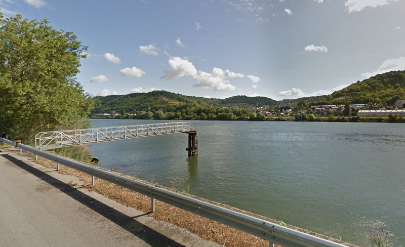Le corps a été découvert accroché à des branchages en bordure de la rive, chemin de halage - Illustration © Google Maps