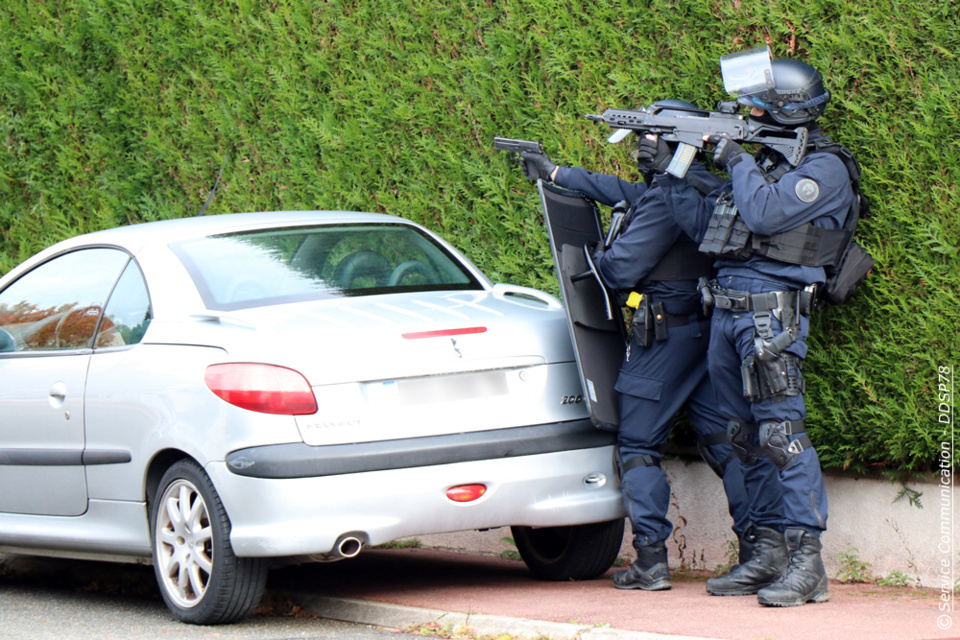 Les policiers, puissamment armés, ont pris position autour de la maison après avoir bouclé le quartier - Photo © DDSP78