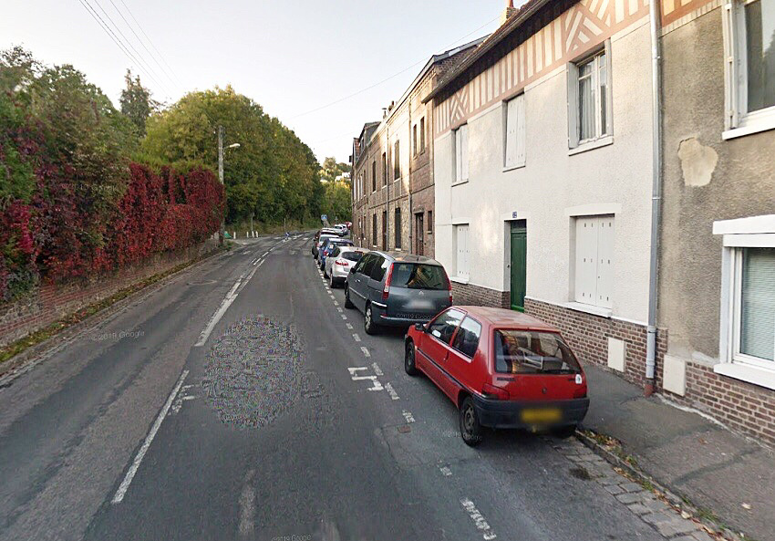 L'octogénaire vivait seule depuis la mort de son fils il y a six ans dans cette maison de ville aux murs blancs avenue Gallieni - Illustration © Google Maps