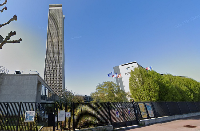 La Tour Des Archives A Rouen Illuminee En Hommage Aux Treize Soldats Tues Au Mali
