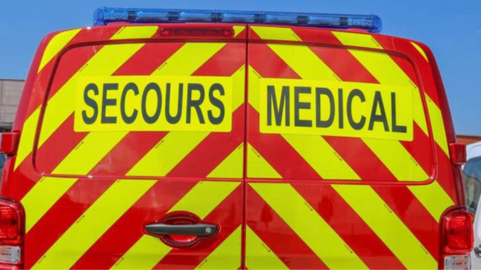 Le motard blessé a été conduit au CHU de Rouen par une ambulance des pompiers - illustration @ Sdis76