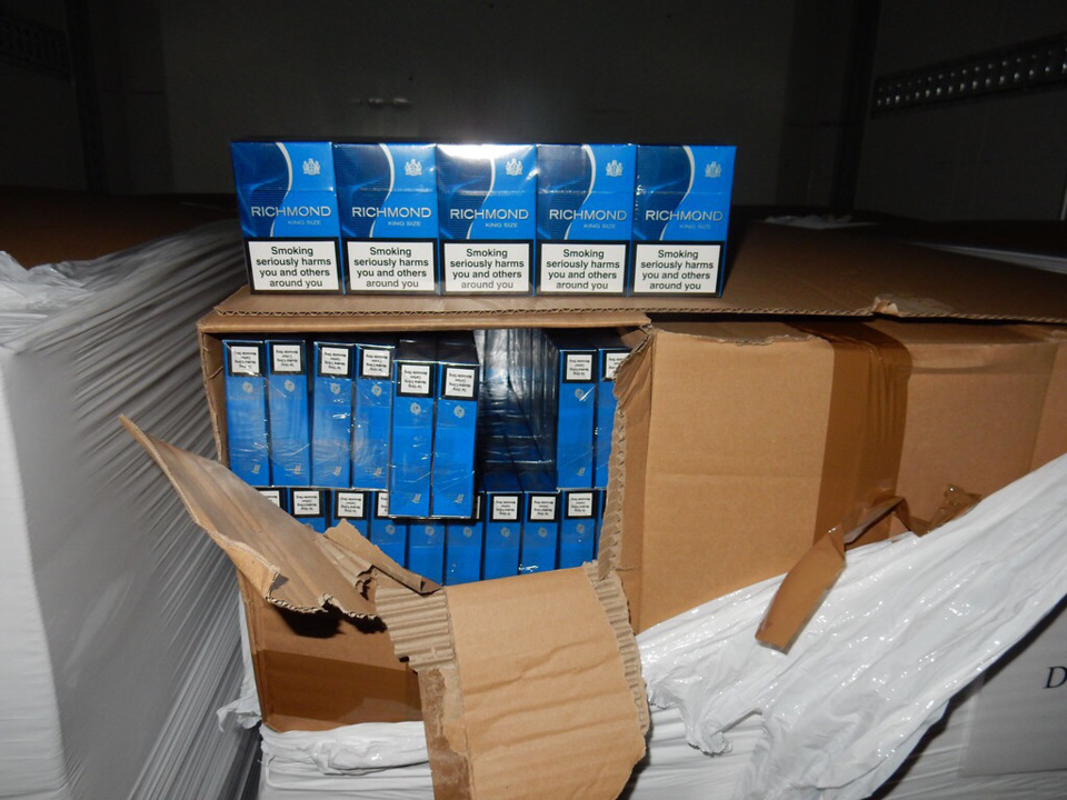 Le camion transportait vingt-deux palettes de cartons de cigarettes de marque britannique - Photo  Douane