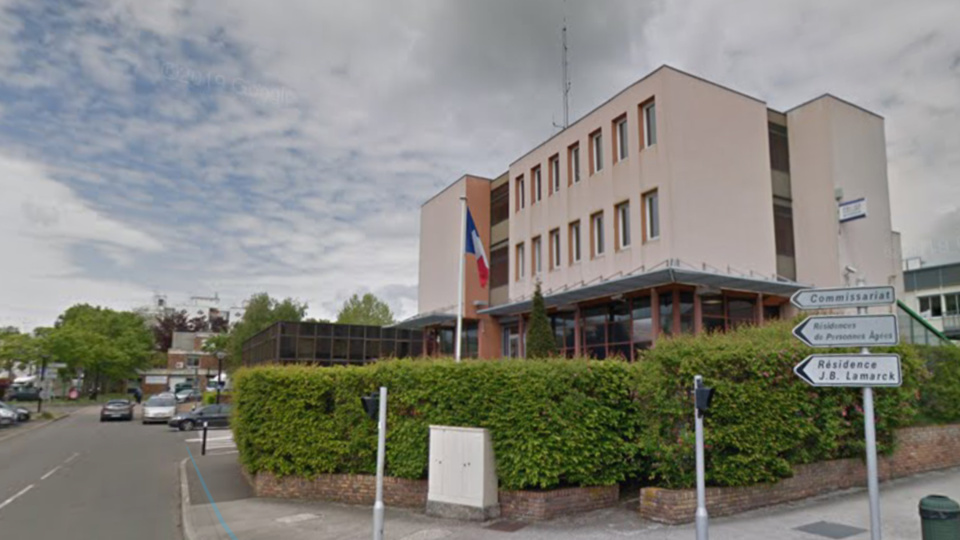 Un Homme A Moitie Nu Retrouve Pres Du Commissariat De Police D Elancourt Yvelines