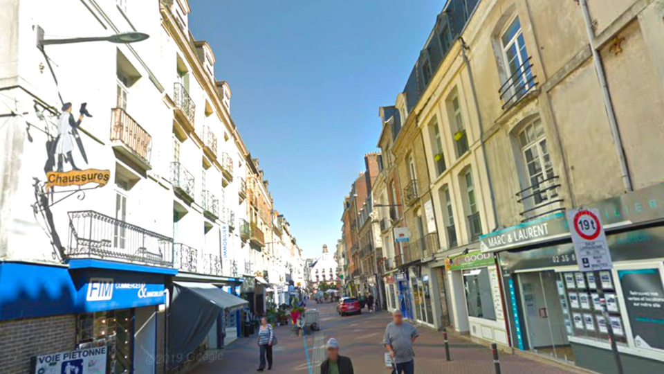 L’homme a tiré depuis la fenêtre de son appartement qui donne sur la voie piétonne (rue de la Barre) - illustration