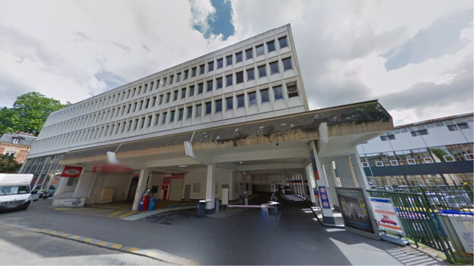 Le manteau et le sac à dos du jeune homme ont été découverts au sixième niveau du parking - illustration