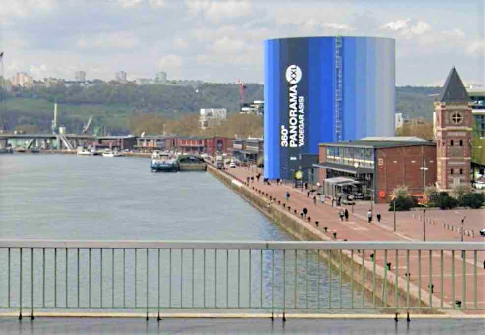 L'homme a été repêché dans le fleuve entre le Panorama XXL et le pontGuillaume le Conquérant - Illustration