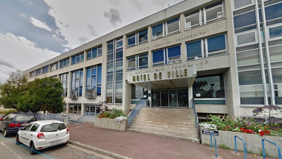 Elle Previent La Police Qu Une Bombe Va Exploser Devant La Mairie De Sotteville Les Rouen