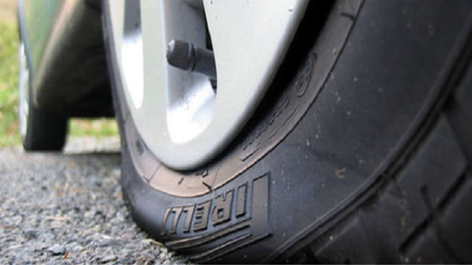 Les pneus d’une vingtaine de véhicules ont été lacérés dans la nuit - Illustration