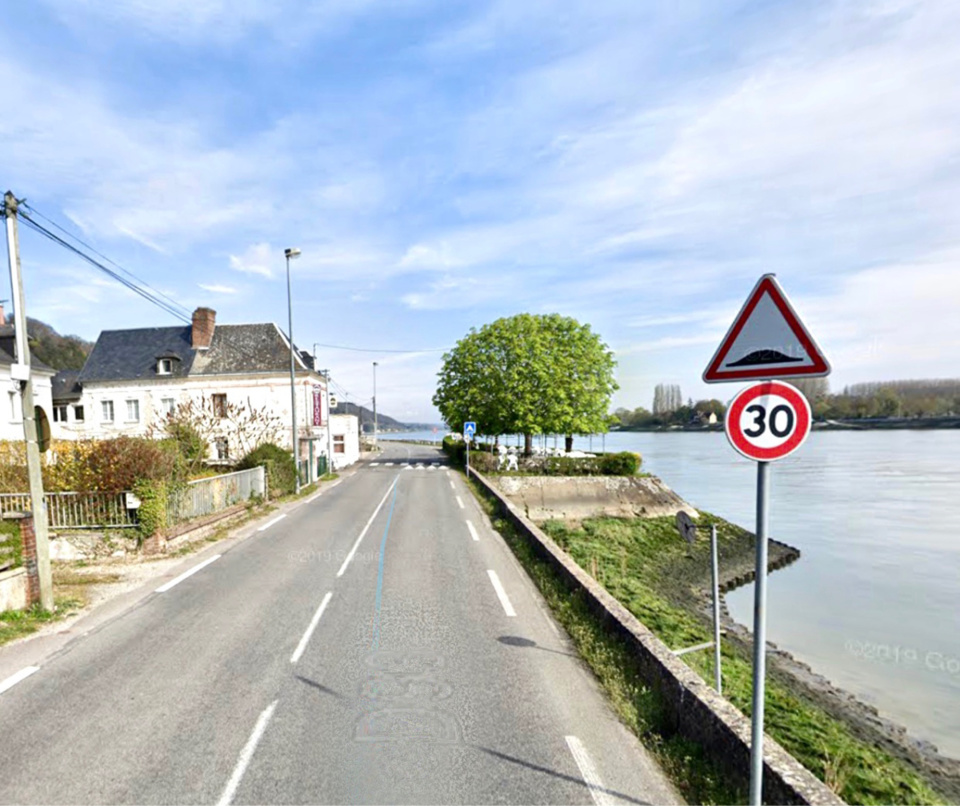 Quelques maisons proches du quai de Seine ont été envahies au rez-de-chaussée par les eaux du fleuve - illustration