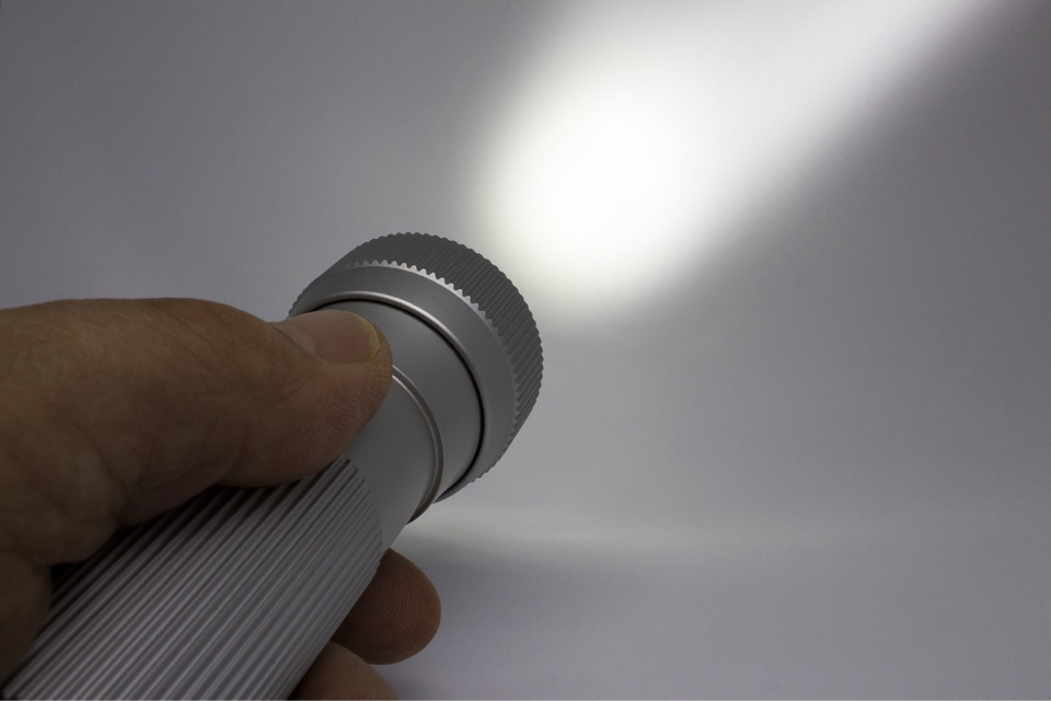 Le faisceau lumineux de la lamp torche des cambrioleurs a attiré l’attention d’un voisin - illustration @ Pixabay