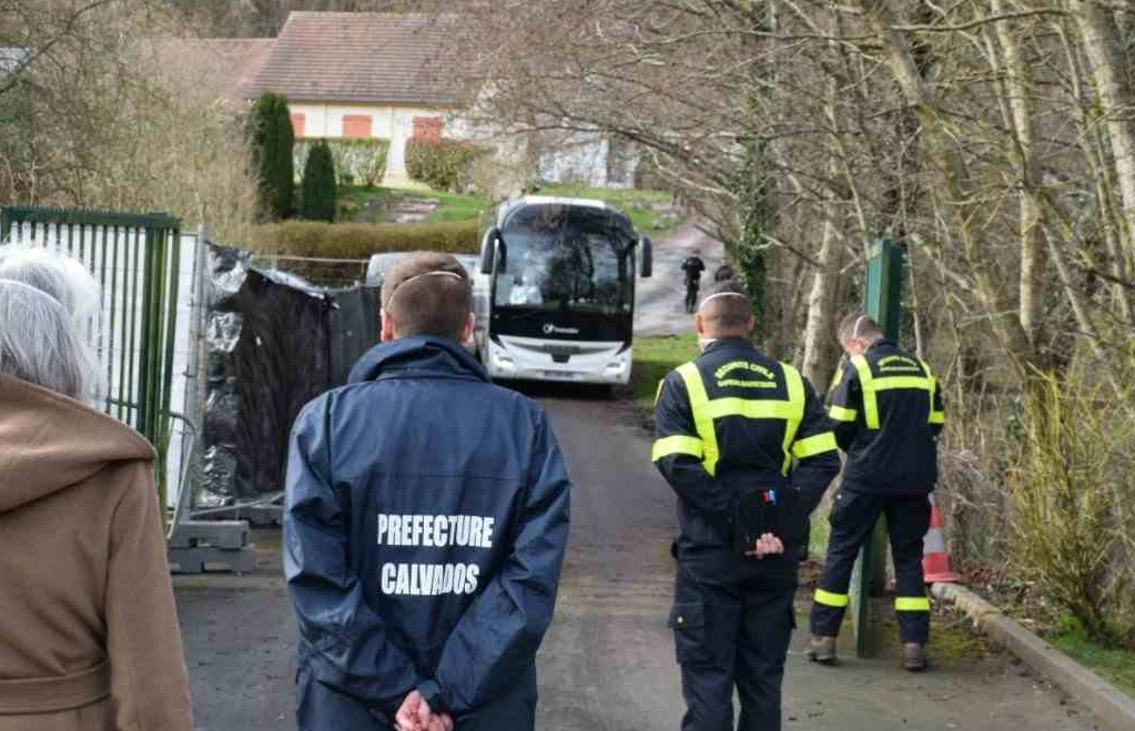 Les rapatriés de Chine ont été accueillis vendredi au centre de vacances de Branville par des membres de la préfecture - Photo © Préfecture du Calvados