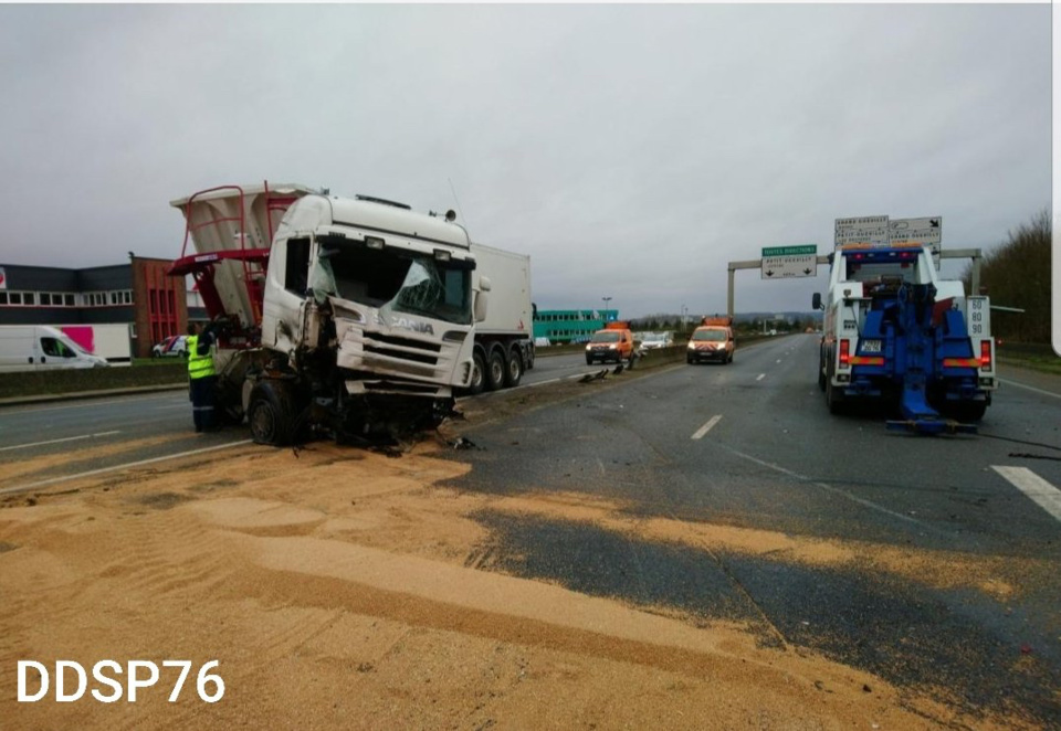 Le semi-remorque s’est couché après l’éclatement d’un pneu - photo @ DDSP76