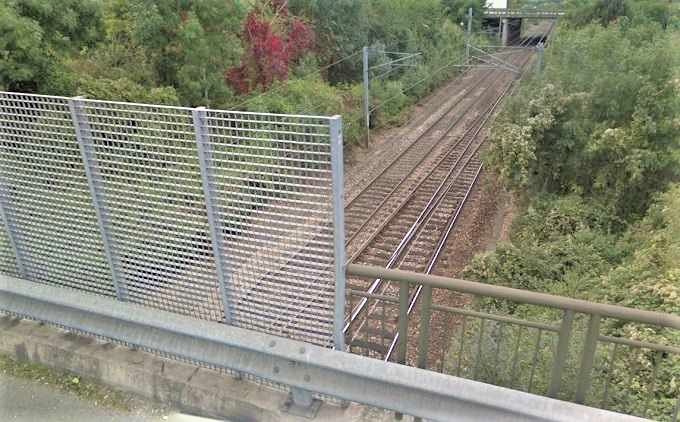 Le jeune homme se serait jeté du pont rue du Verdon à Buchelay - Illustration