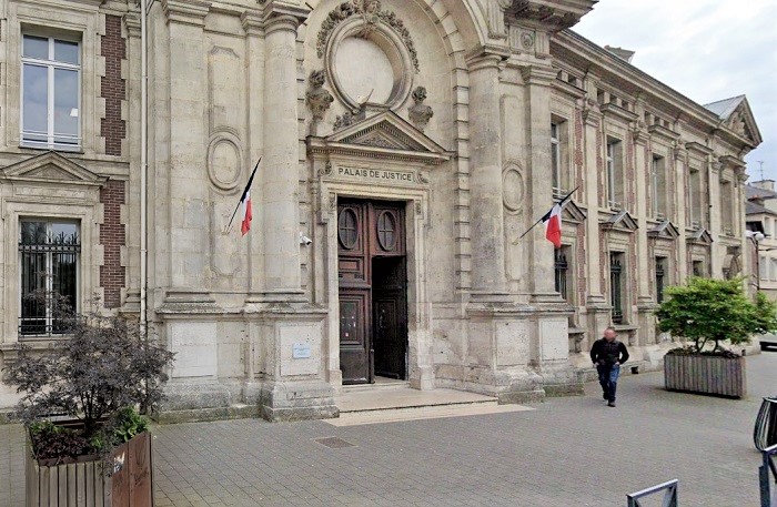 Le sac de sport a été découvert abandonné dans un des bacs à fleurs près de l'entrée du tribunal - Illustration © Google Maps