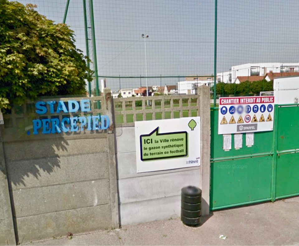 Les jeunes footeux se sont introduits dans le stade en escaladant la clôture - Illustration @ GoogleMaps