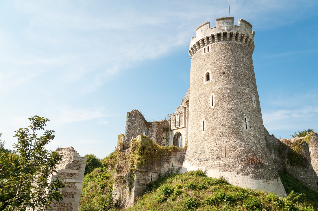 L'homme était à califourchon sur un mur de la tour, quand les forces de l'ordre sont arrivées - Illustration © AdobeStock
