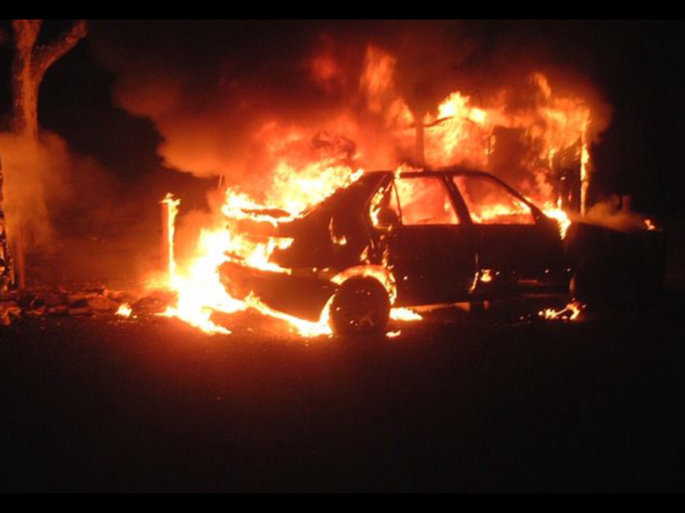 Le véhicule a été entièrement détruit par les flammes - Illustration