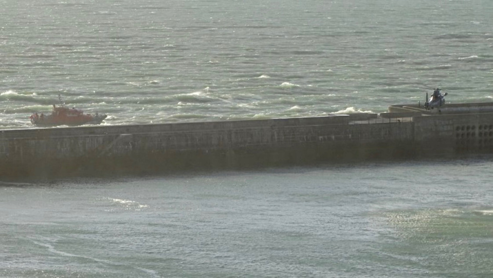 Les deux adolescents se trouvaient sur la digue quand ils ont été emportés par les vagues - Photo © Préfecture maritime/Twitter