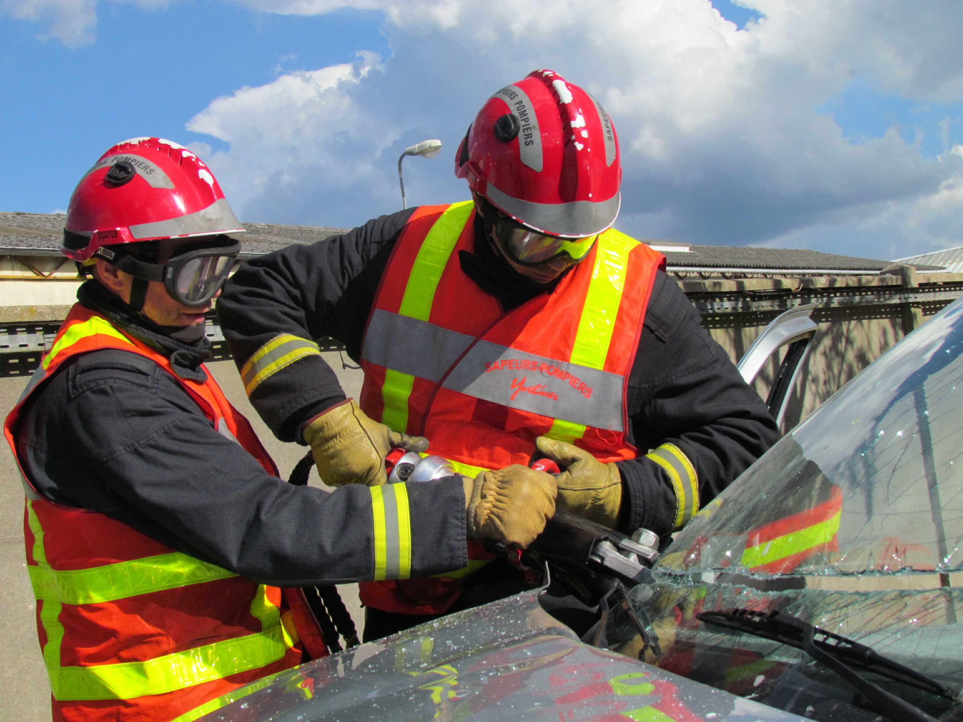 Les sapeurs-pompiers ont dû procéder à la désincarcération de la victime bloquée dans son véhicule - Illustration © Kbrt/AdobeStock