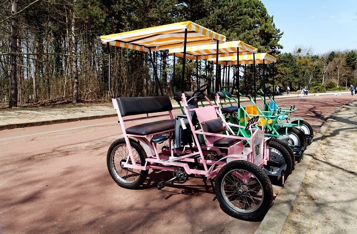 La rosalie est un quadricycle à pédales. Le vélocipède est proposé à la location durant la saison touristique à Rouen   - Illustration © Adobe Stock