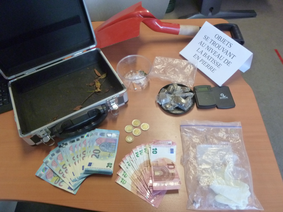 Dans la malette des suspects, les enquêteurs ont découvert de la résine de cannabis et une coquette somme en argent liquide - Photo @ DDSP78