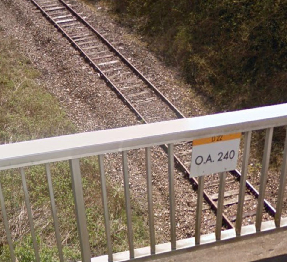 La sexagénaire serait tombée d’un pont surplombant la voie ferrée - Illustration