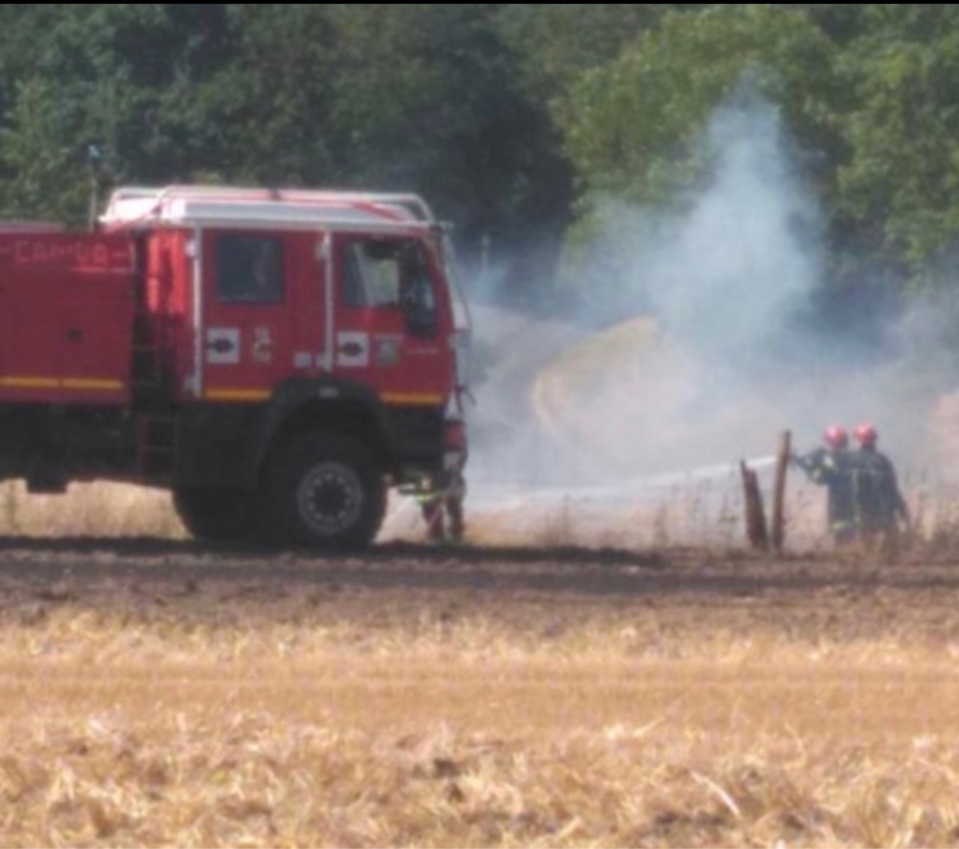 Les sapeurs-pompiers combattent un feu de chaume - Illustration @ infoNormandie
